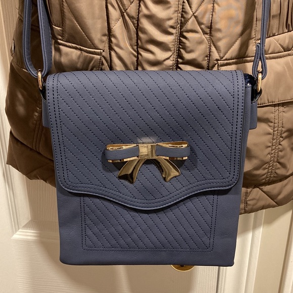 ⭐️ 4x's Host Pick ⭐️ NWOT - Susen Shiny Gold Bow Blue Crossbody Adjustable Strap - Picture 4 of 14